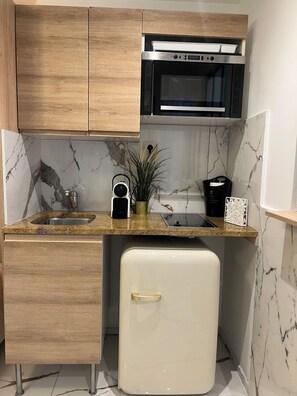 Fridge, microwave, stovetop, coffee/tea maker - Prestigious Studio on Île St Louis (Paris)
