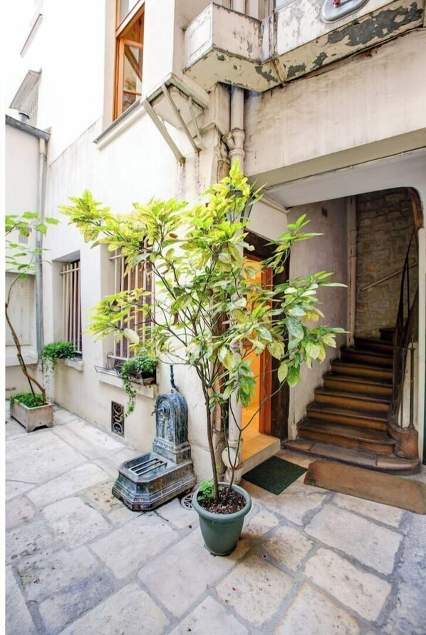 Exterior detail - Prestigious Studio on Île St Louis (Paris)