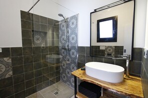 Dusche, Haartrockner, Bidet, Toilettenpapier