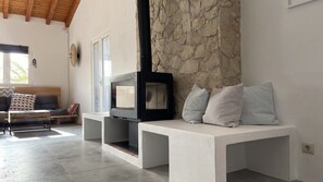 Kamin, Bücher, Stereoanlage