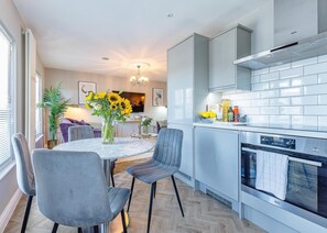 Mikrobølgeovn, ovn, kokeplater og oppvaskmaskin