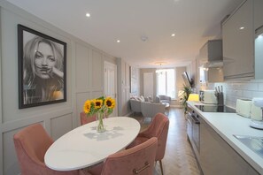 ثلاجة، ميكروويف، فرن، موقد طهي مسطح