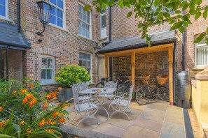 Outdoor dining - "Elegant Urban Escape: Central Location, Designer Touches – Your Perfect Stay" (Dunstable)