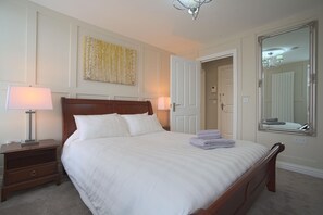1 habitación, tabla de planchar con plancha, internet y ropa de cama