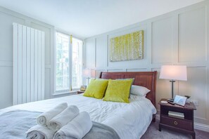 1 habitación, caja de seguridad en la habitación y escritorio 