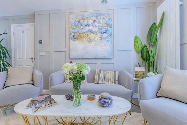 Interior - "Elegant Urban Escape: Central Location, Designer Touches – Your Perfect Stay" (Dunstable)