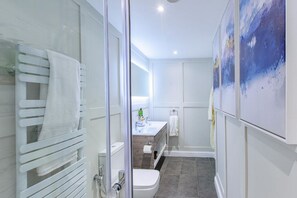 Hair dryer, towels - "Elegant Urban Escape: Central Location, Designer Touches – Your Perfect Stay" (Dunstable)