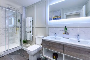 Regadera, amenidades de baño ecológicas, secadora de cabello, bidet 