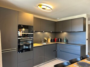 Fridge, microwave, oven, dishwasher - Luxurious Duplex Apartment in Les Gets Center – Balcony, Parking, Ski Locker, Sleeps 6-8 (Les Gets)