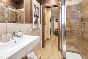 Dusche, Haartrockner, Bidet, Handtücher