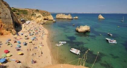 Villa with 3 bedrooms, 3 bathrooms, ac, wifi. Parking.