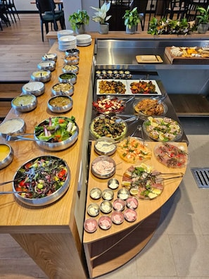 Petit déjeuner buffet servi tous les jours en supplément