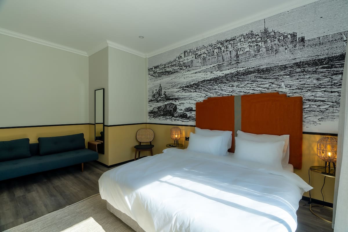 Kamar Triple Klasik, pemandangan laut terbatas | Seprai katun Mesir, seprai premium, minibar, dan meja kerja