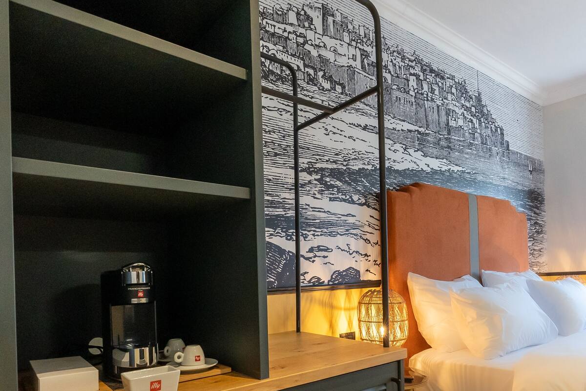 Egyptian cotton sheets, premium bedding, minibar, desk