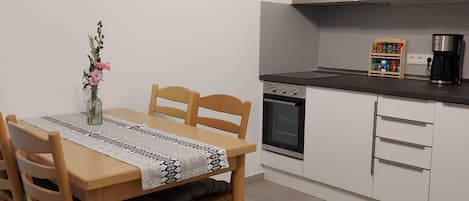 Kühlschrank, Ofen, Geschirrspüler, Wasserkocher mit Kaffee-/Teezubehör