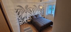 2 bedrooms, desk, iron/ironing board, travel cot - The House of Delights (Dosches)