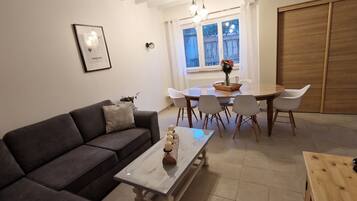 Smart-tv, een open haard en boeken