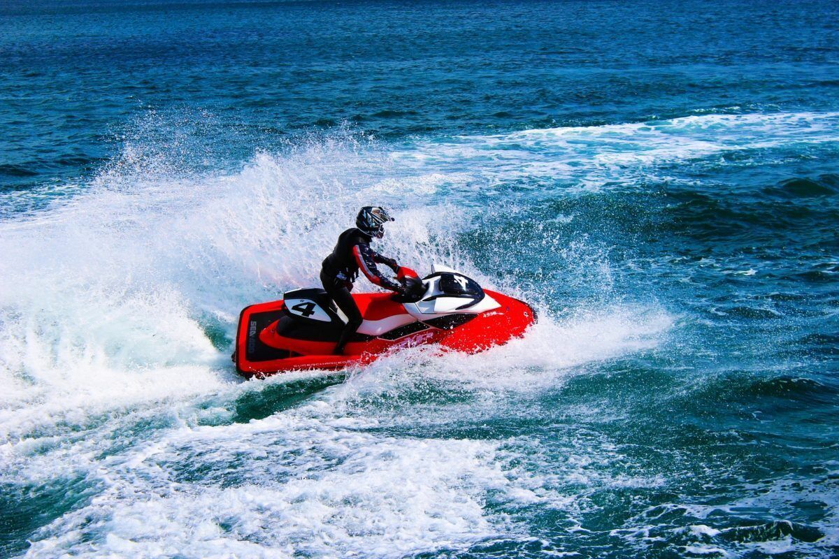 Una persona che guida un jet ski sull'acqua.