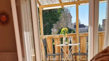 2 slaapkamers, een bureau, een strijkplank/strijkijzer, reisbedje