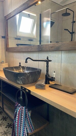 Dusche, umweltfreundliche Kosmetikartikel, Haartrockner, Handtücher