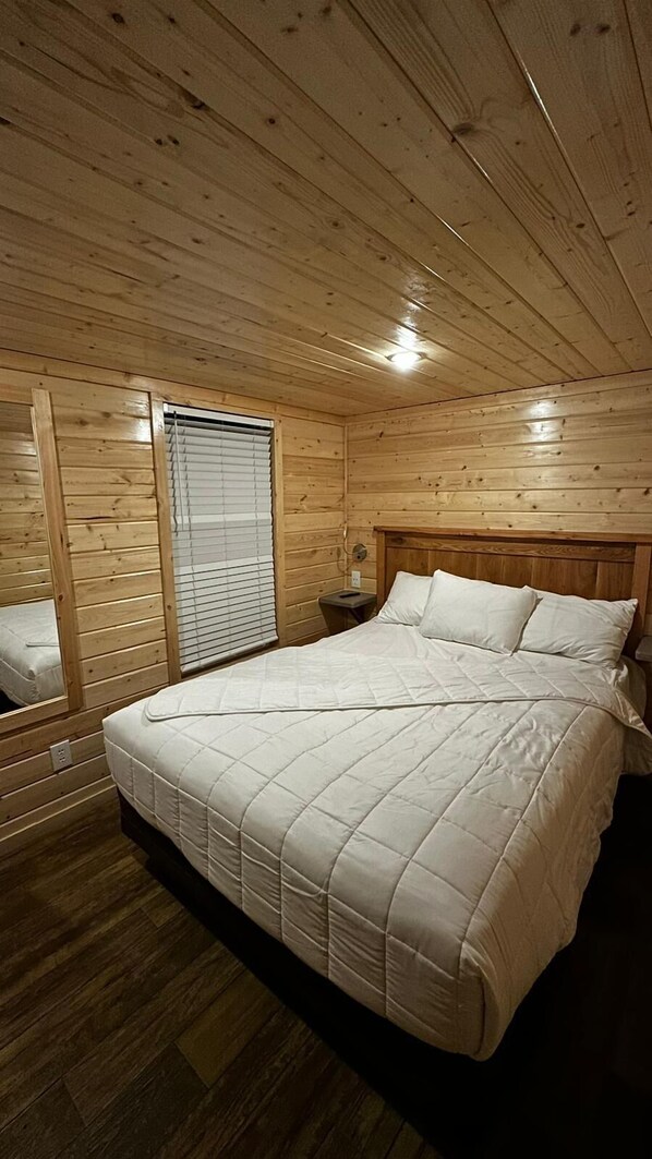 3 bedrooms, desk, iron/ironing board, travel cot - Grand Canyon South Rim: Private Cabin: Sleeps 8 (Williams)