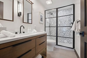 Bathtub, free toiletries, hair dryer, towels - The Charter at Beaver Creek C430 (Beaver Creek)