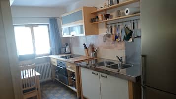 Een koelkast, een oven, een kookplaat, een koffiezetapparaat/waterkoker