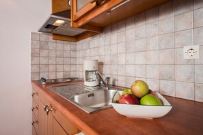 Fridge, coffee/tea maker, toaster, cookware/dishes/utensils - Orionas Village - One bedroom Maisonette (Chania)