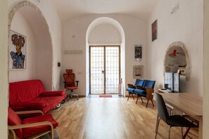 TV - Cozy apartment of 60sqm, can accommodate up to 2 people, located on the ground floor of a building with private entrance directly on the street.The property is located in the San Lorenzo area, a district renowned for its bars and nightlife.If you are tra (Roma)