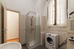 Douche, sèche-cheveux, bidet, serviettes fournies