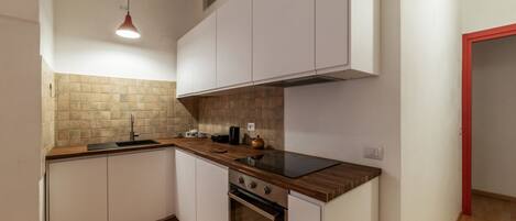 Réfrigérateur, un four, surface de cuisson, lave-vaisselle