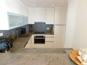 Een koelkast, een oven, een vaatwasser, een waterkoker