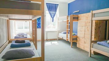 Dormitorio compartido básico | Decoración personalizada, muebles diferentes y wifi gratis