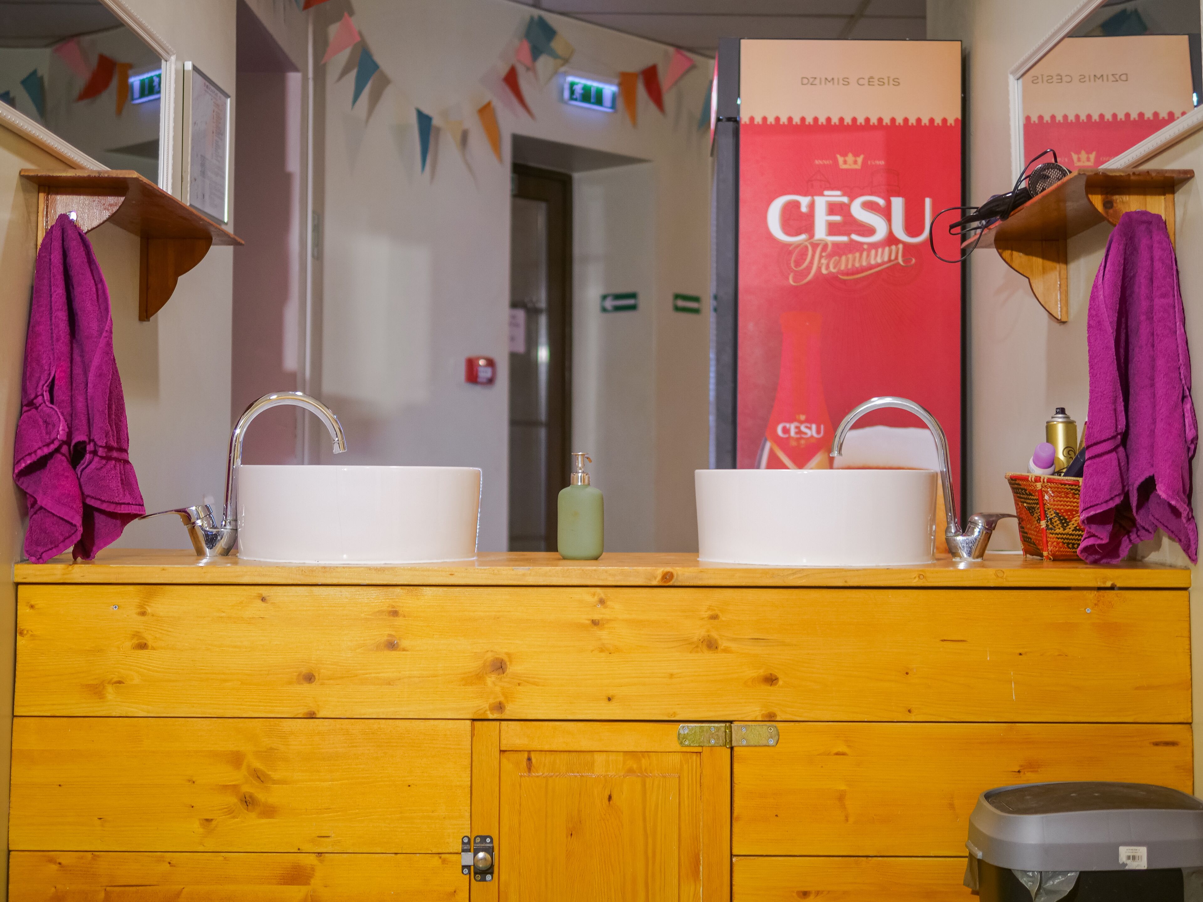 Regadera, amenidades de baño gratuitas, secadora de cabello, toallas 