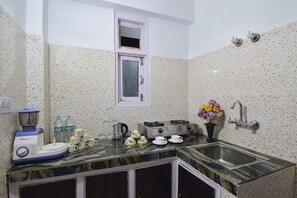 Refrigerador, parrilla de estufa, lavavajillas y cafetera y tetera 