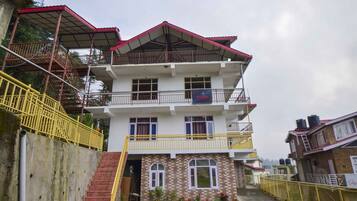 Pintu masuk properti