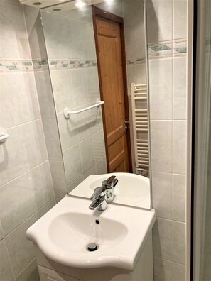 Chuveiro, toalhas de banho