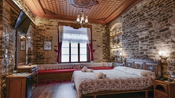 Family Suite | Desk, soundproofing, iron/ironing board, bed sheets