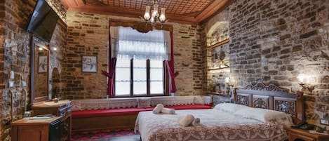 Family Suite | Een bureau, geluiddichte muren, een strijkplank/strijkijzer, beddengoed