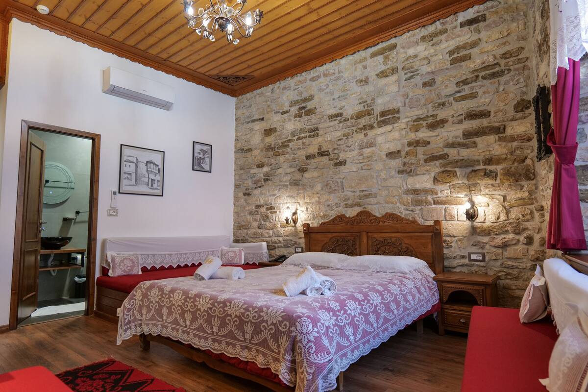 Junior Suite | Desk, laptop workspace, soundproofing, iron/ironing board