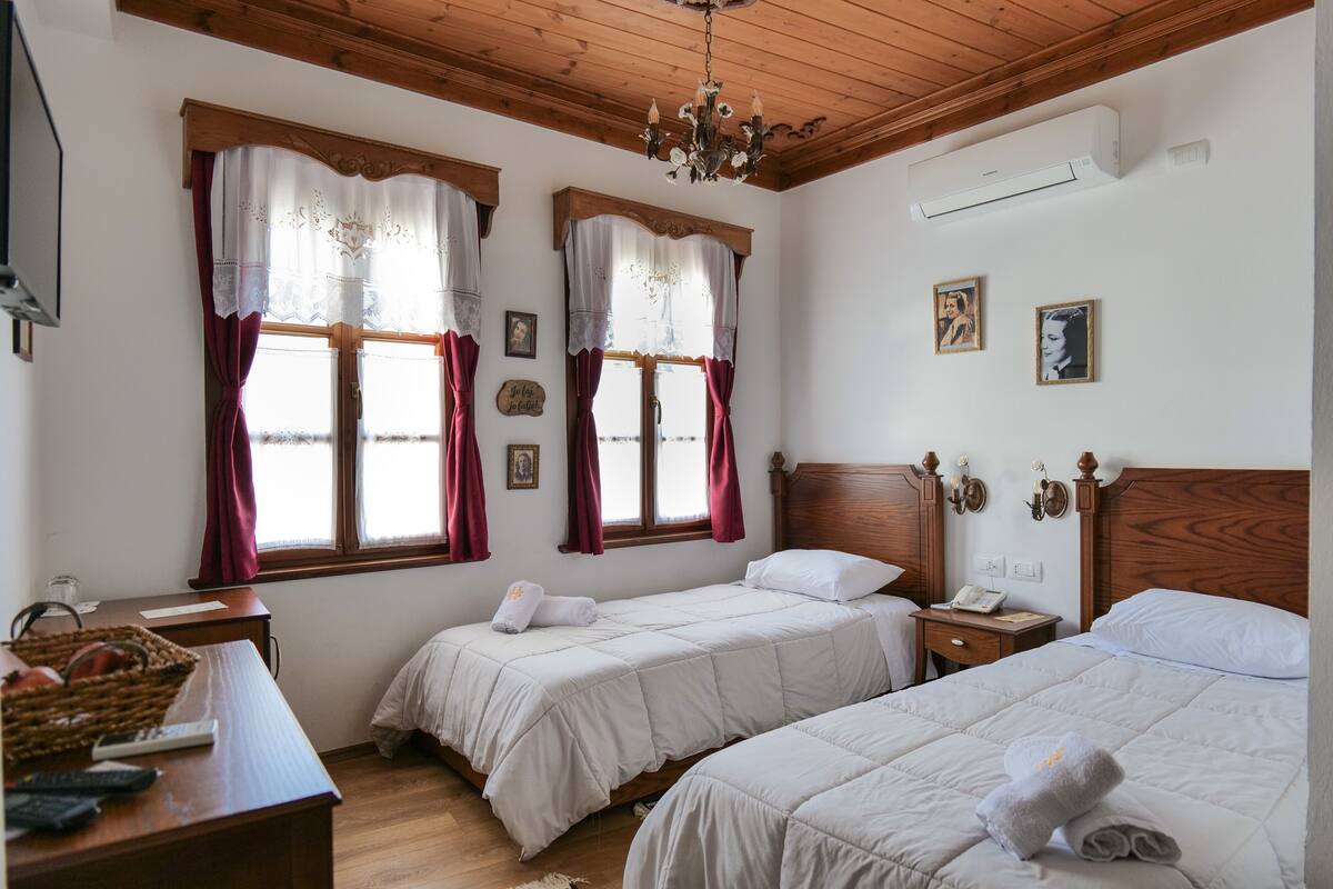 Standard Double or Twin Room | Desk, laptop workspace, soundproofing, iron/ironing board