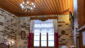 Junior Suite | Desk, laptop workspace, soundproofing, iron/ironing board