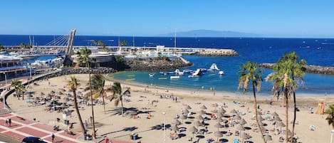 Una spiaggia nelle vicinanze