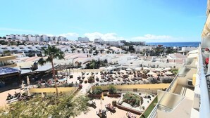 Un complexe hôtelier comprenant plusieurs bâtiments, des espaces de détente en plein air et offrant une vue sur la mer.