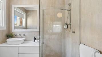 Douche, sèche-cheveux, serviettes fournies, savon