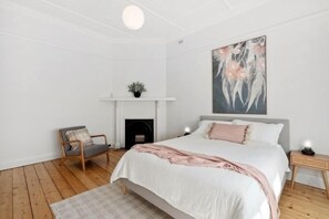 3 bedrooms, iron/ironing board, travel cot, free WiFi - Glenelg Getaway (Glenelg North)