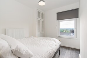 4 bedrooms, WiFi, bed sheets - Hengoed House (Hengoed)