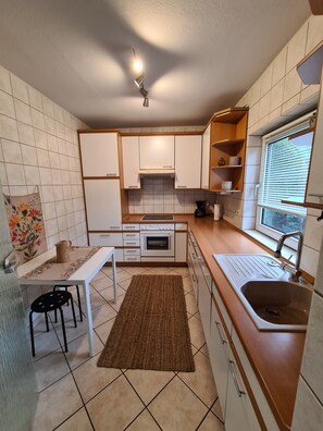 Een microgolfoven, een oven, een kookplaat, een vaatwasser