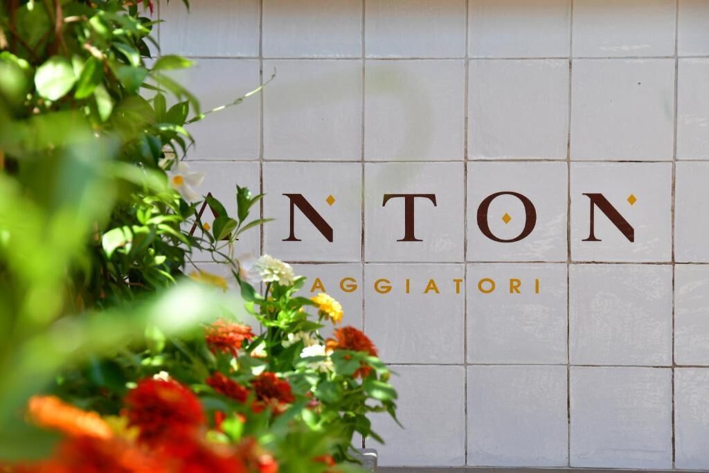 A tiled wall with the word "NANTON" and "AGGIATORI" written on it.