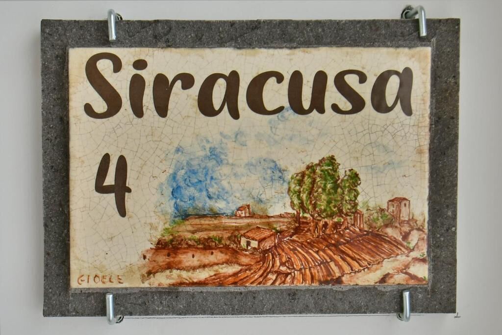 Obra enmarcada titulada 'Siracusa 4' con una escena de paisaje.